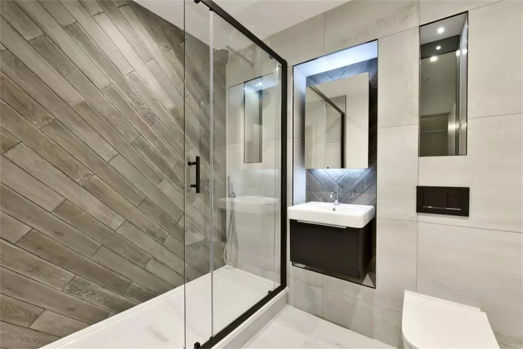 Property photo 2 of 9 Bathroom