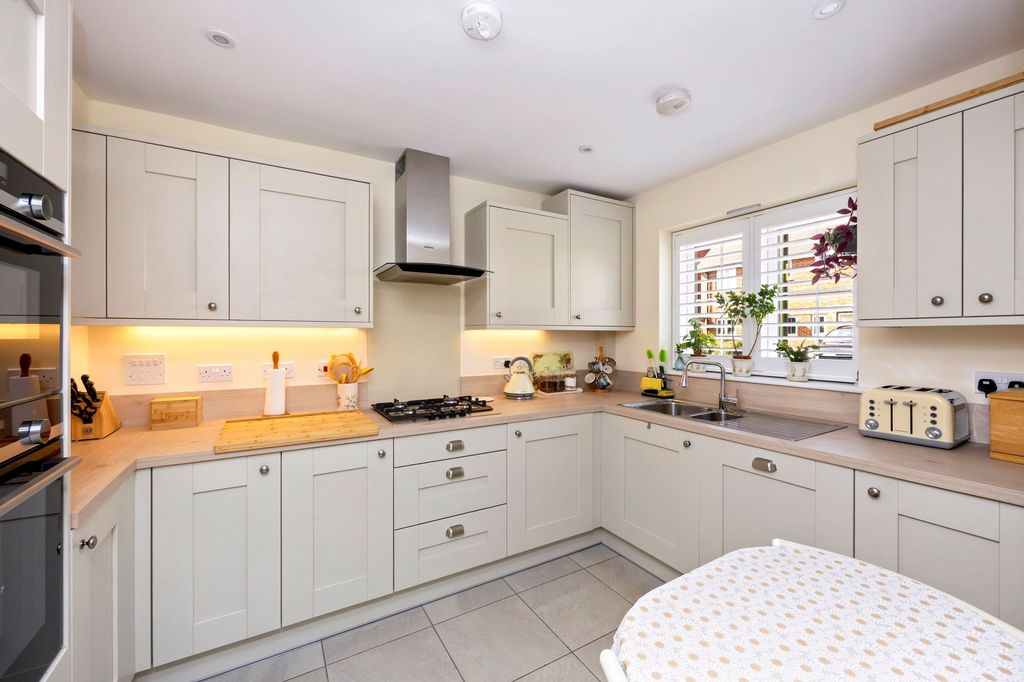 Property photo 3 of 18 Kitchen