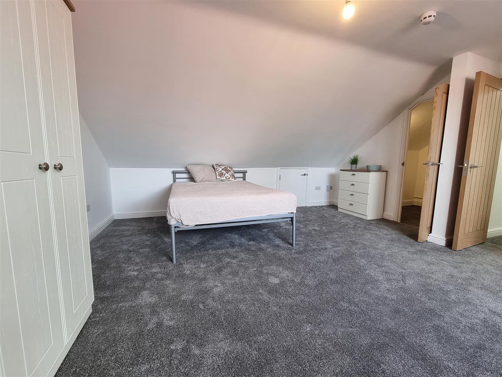 Property photo 1 of 10 Bedroom