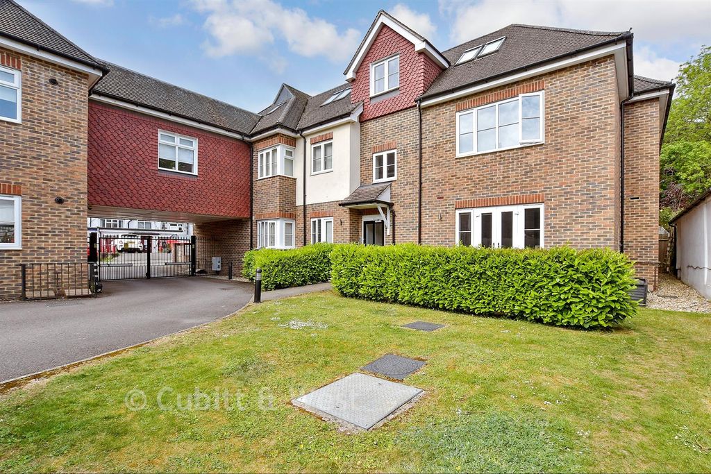 Property photo 1 of 15 Communal Gardens