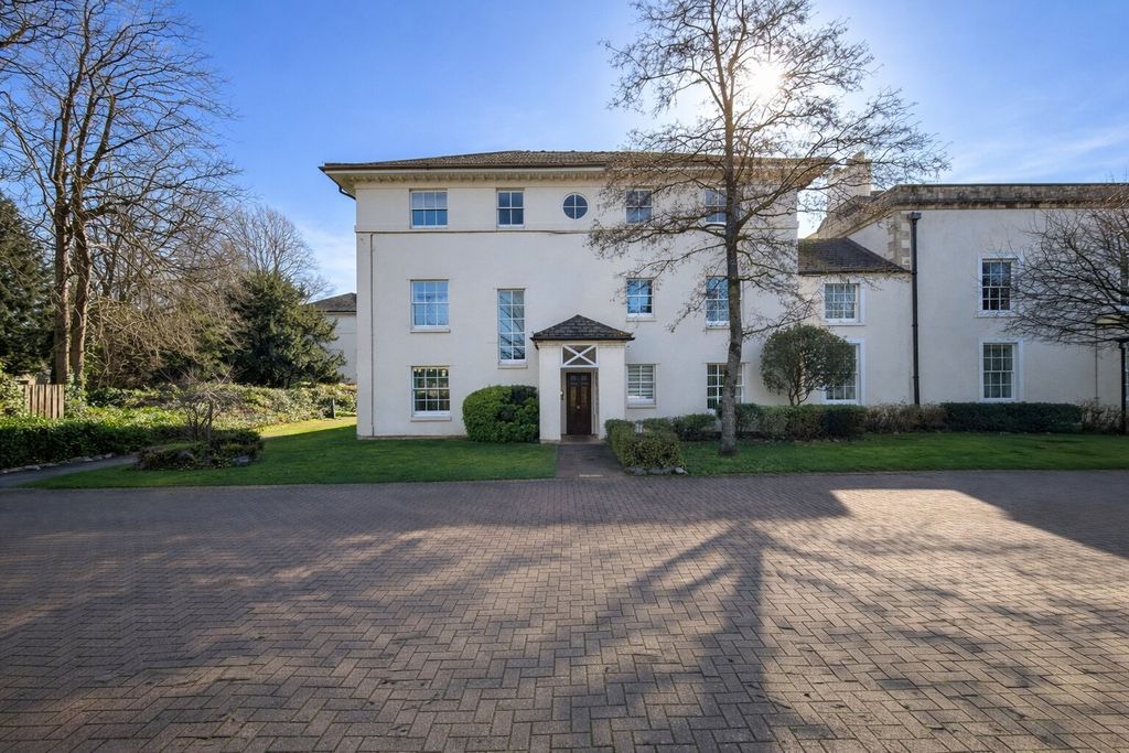 Property photo 1 of 8 Parking