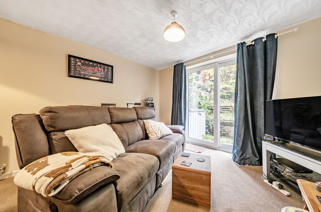 Property photo 2 of 20 1365929-12-68Efcc...