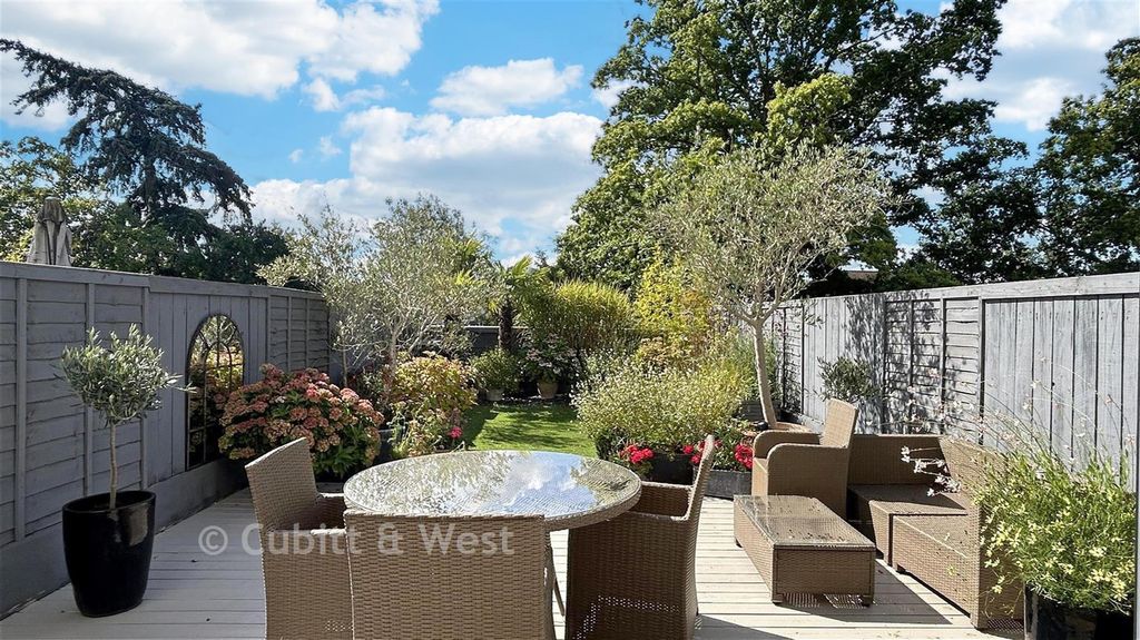 Property photo 1 of 12 Garden We