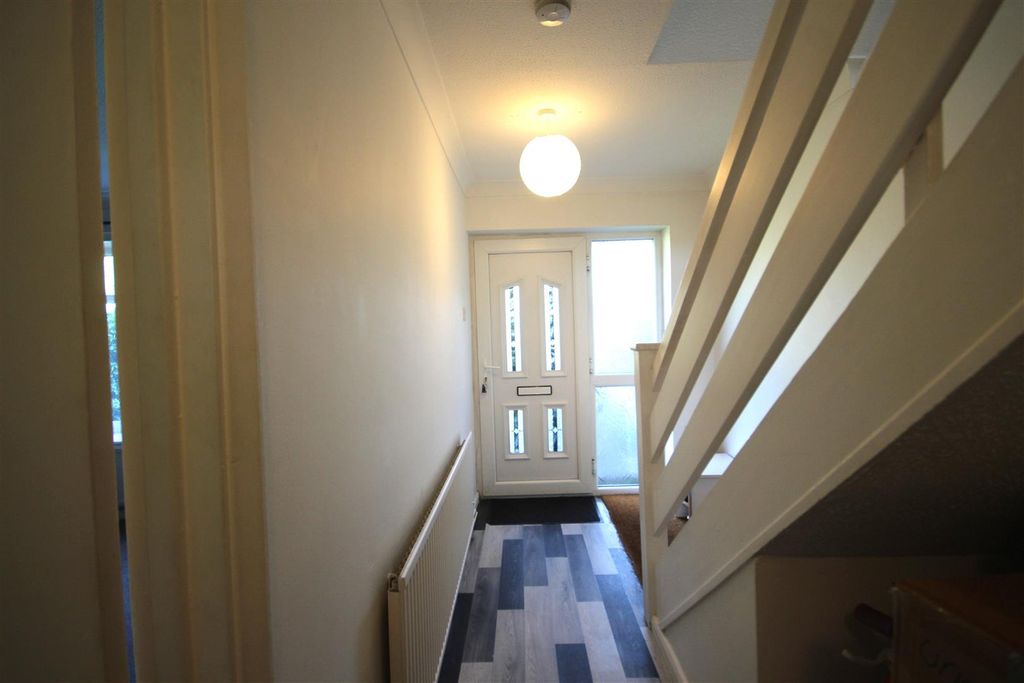 Property photo 3 of 10 Entrance Hall