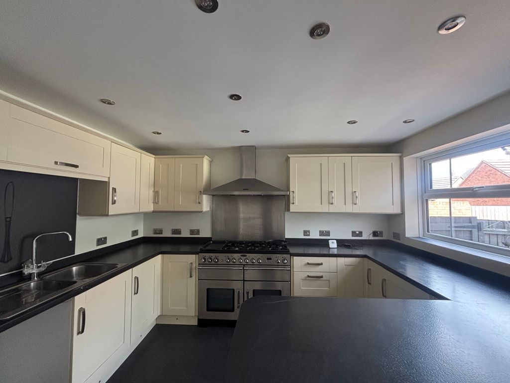 Property photo 3 of 17 Kitchen