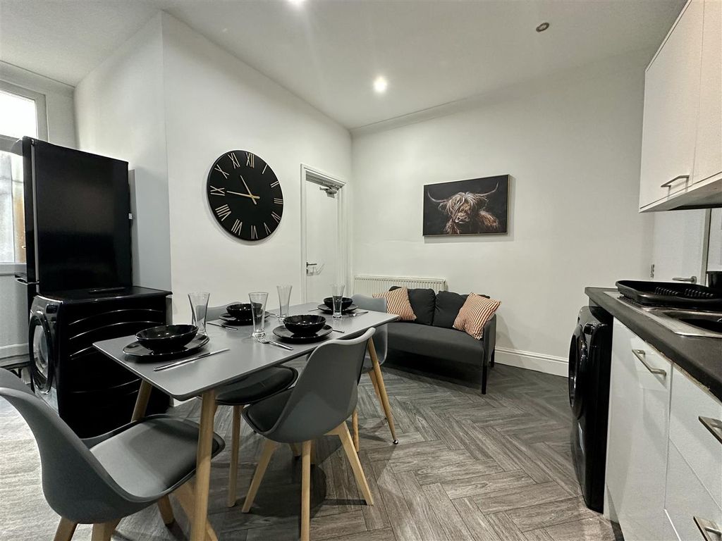 Property photo 1 of 12 Communal Kitchen Diner