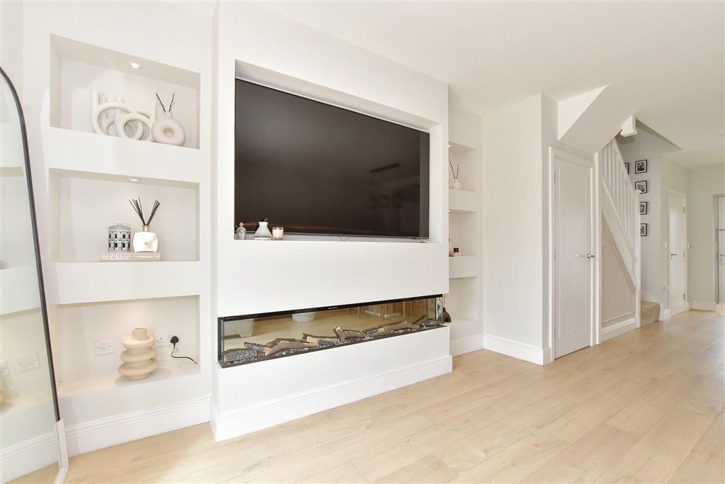 Property photo 3 of 11 Lounge/Dining Area