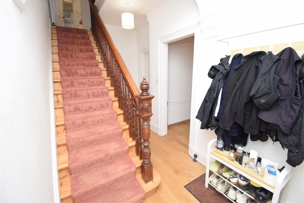 Property photo 2 of 25 Entrance Hall.Jpg