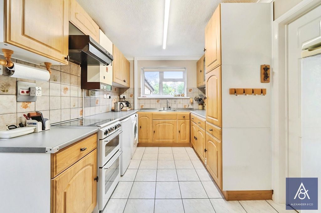 4 bed detached house for saleCartwright Crescent, Brackley, Northamptonshire NN13 photo 5