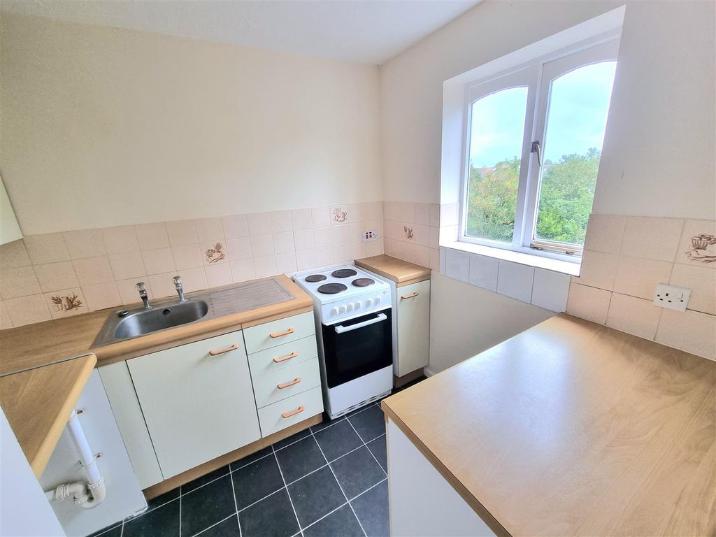 Property photo 2 of 11 Kitchen