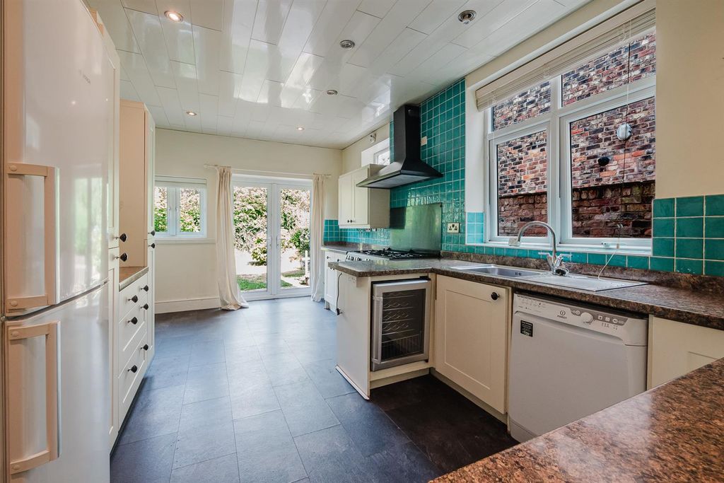 Property photo 3 of 26 Dining Kitchn