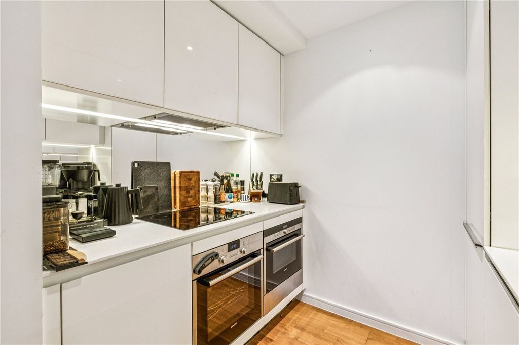 Property photo 3 of 17 Kitchen