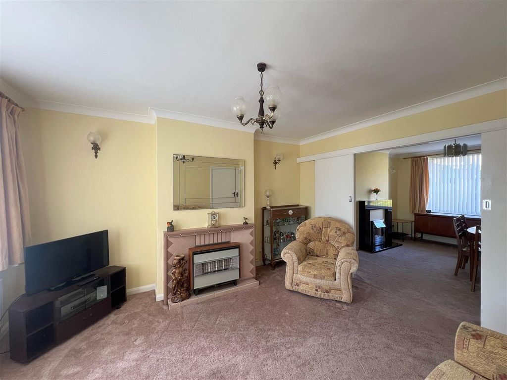 Property photo 3 of 17 Lounge