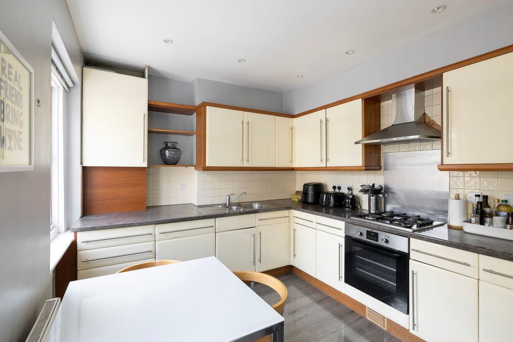 Property photo 3 of 12 Kitchen