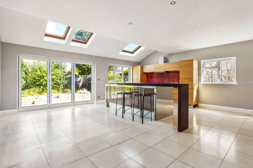 Property photo 2 of 13 Kitchen/Breakfast