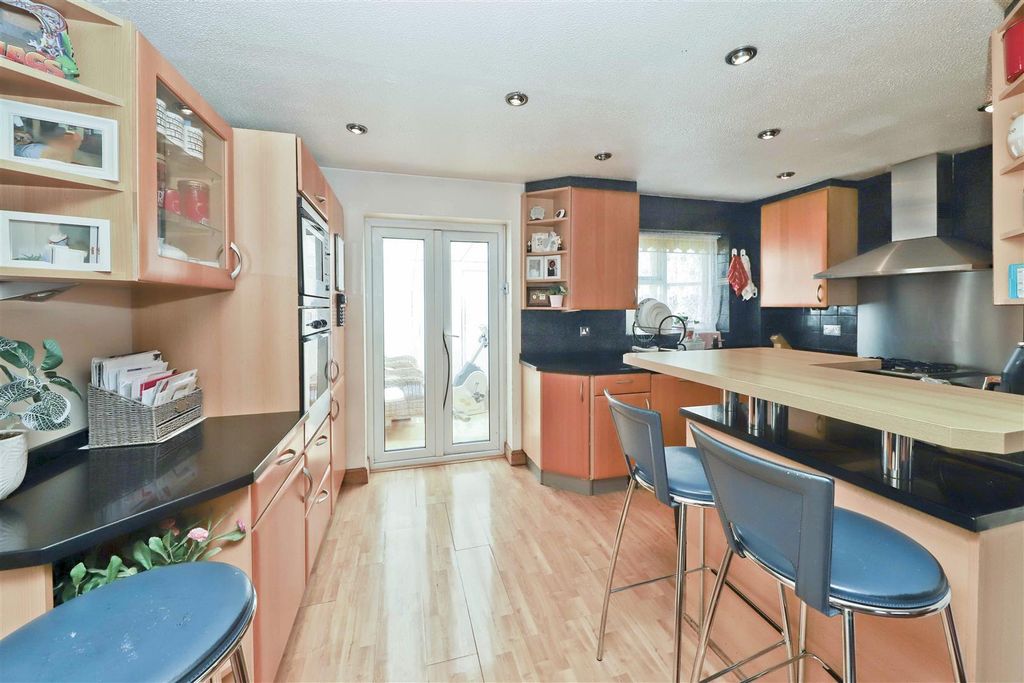 Property photo 3 of 13 Kitchen Breakfast Area