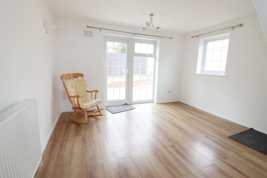 Property photo 1 of 10 2 Bedroom House For Rent