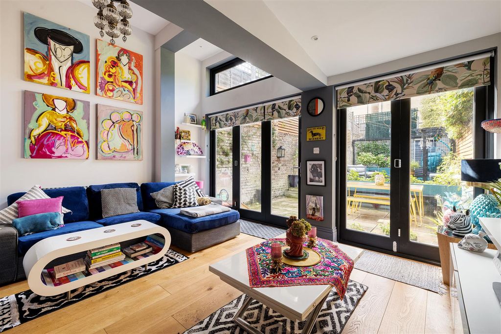 Property photo 2 of 47 Stanley Road, E18