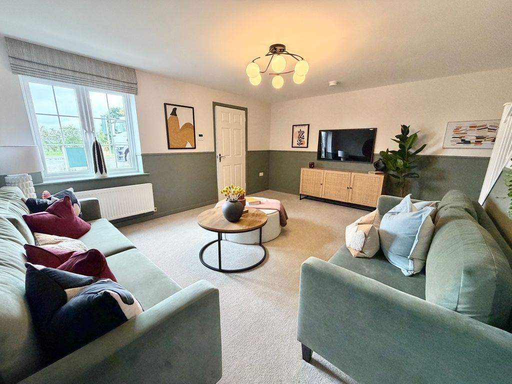 Property photo 3 of 13 Lounge
