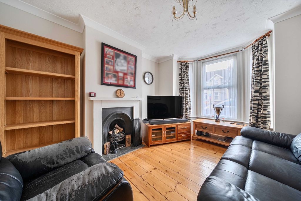 Property photo 3 of 15 Lounge