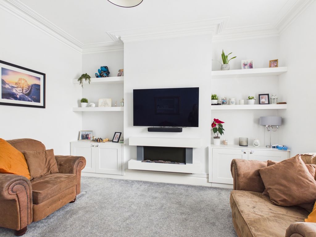 Property photo 3 of 25 Cam03729G0-Pr0292-Still001