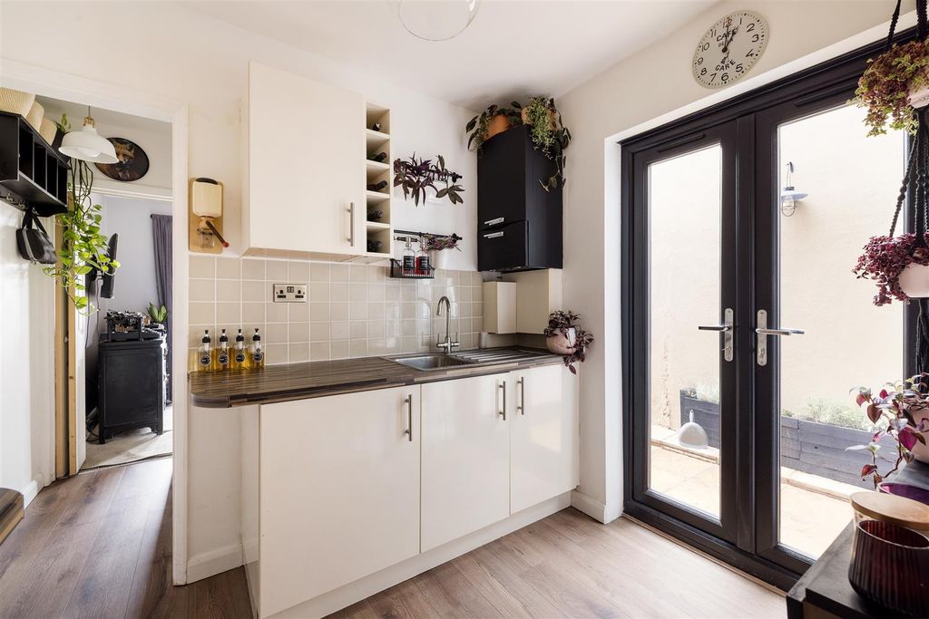 Property photo 3 of 29 Edinburgh Road, E17