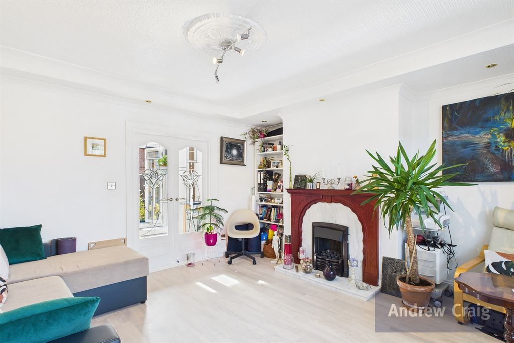 Property photo 3 of 13 Lounge