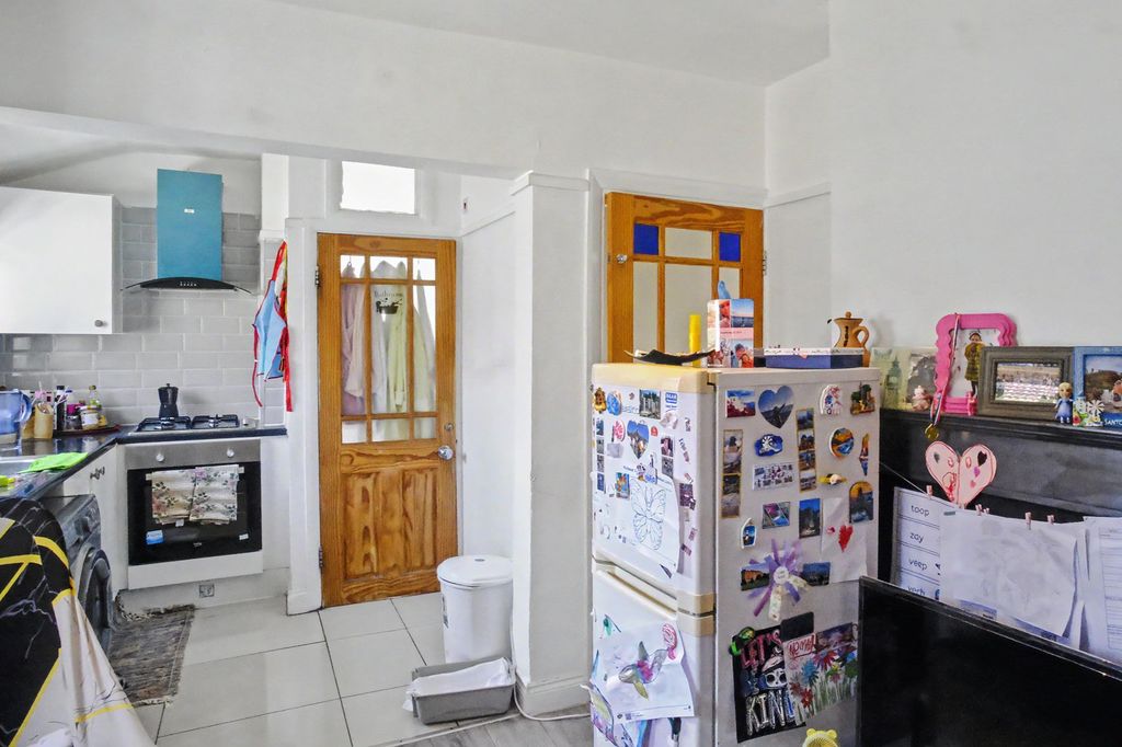 Property photo 2 of 15 62 Oaklands Road, Hanwell, London, W7 2Du