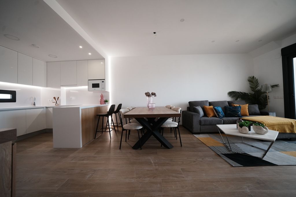 Property photo 2 of 27