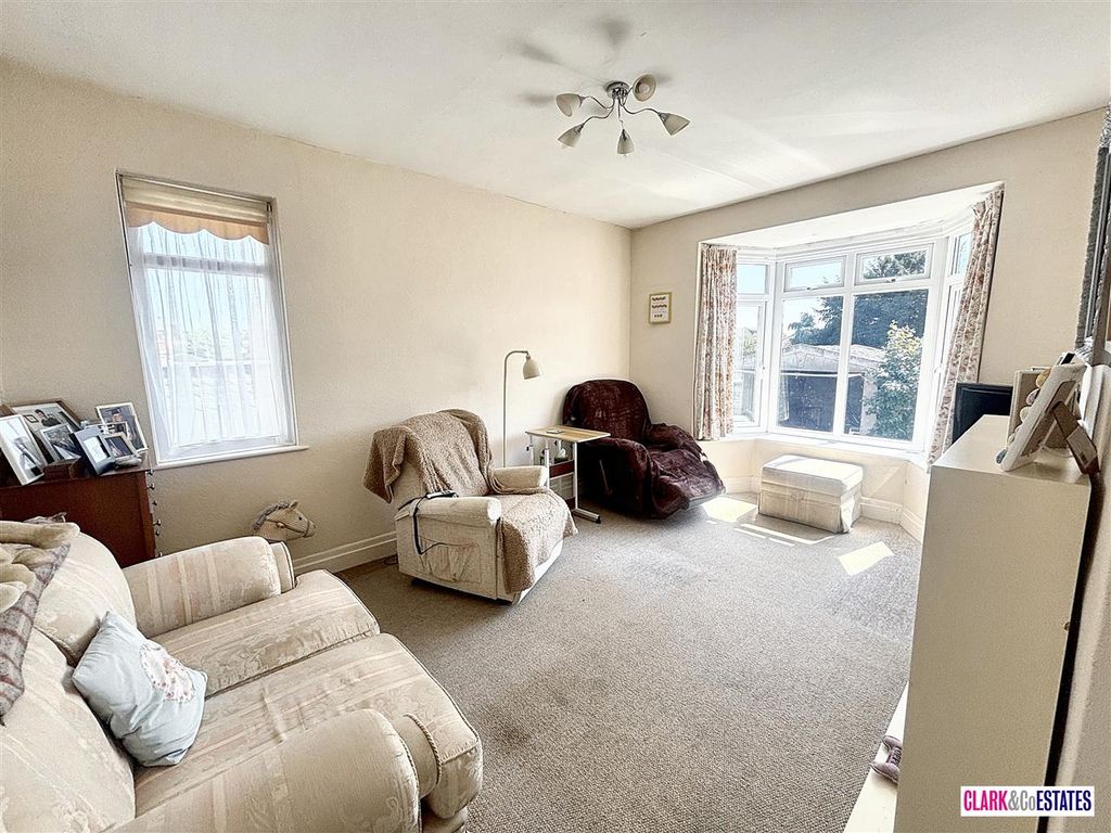 Property photo 3 of 12 Lounge