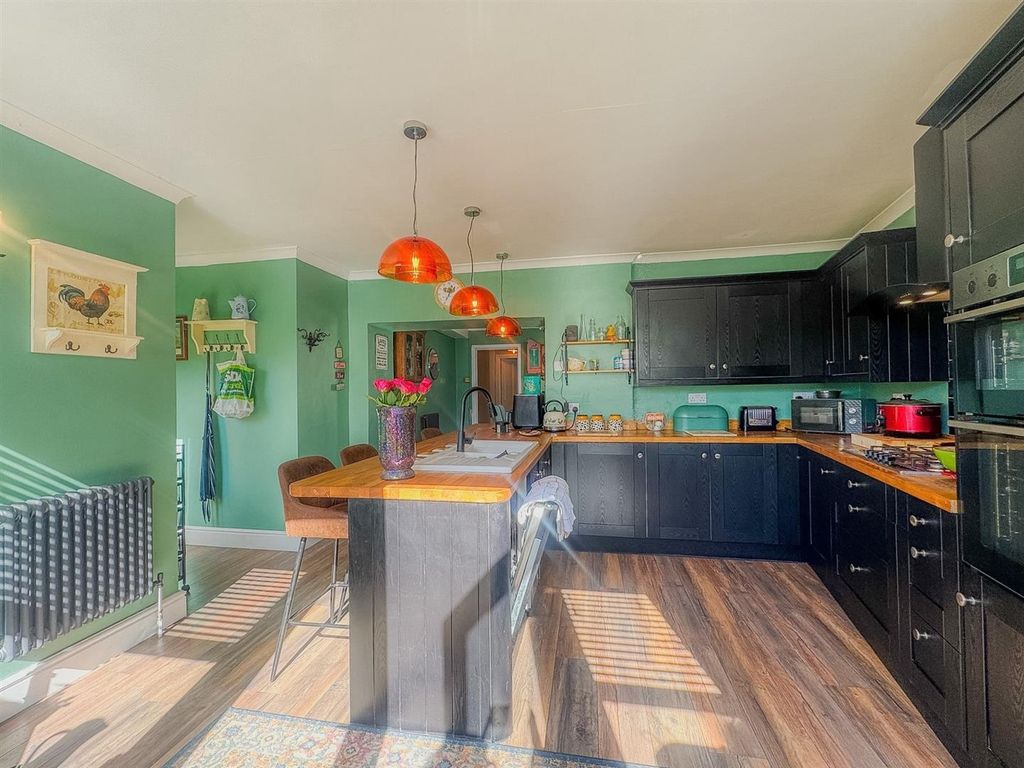 Property photo 3 of 25 Kitchen / Breakfast Room