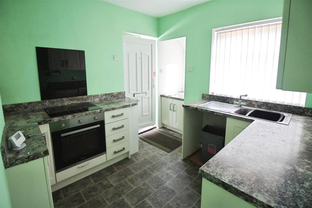 Property photo 3 of 11 Kitchen