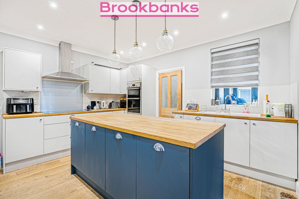 Property photo 2 of 32