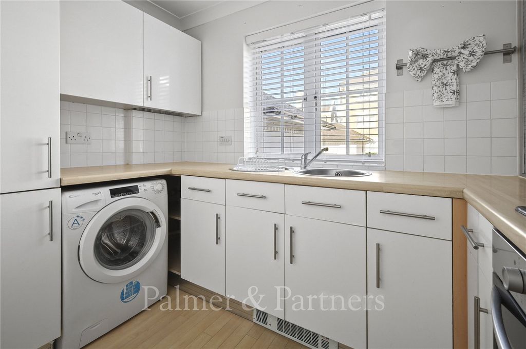 Property photo 3 of 9 Kitchen