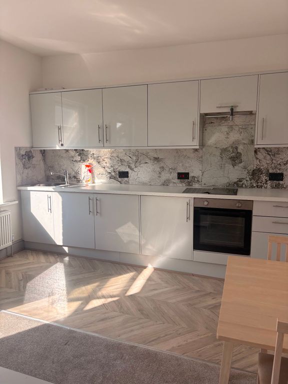 Property photo 1 of 11 Beautiful Stylish Spacious Kitchen, With Built In Fridge Freezer, Oven & Hob.