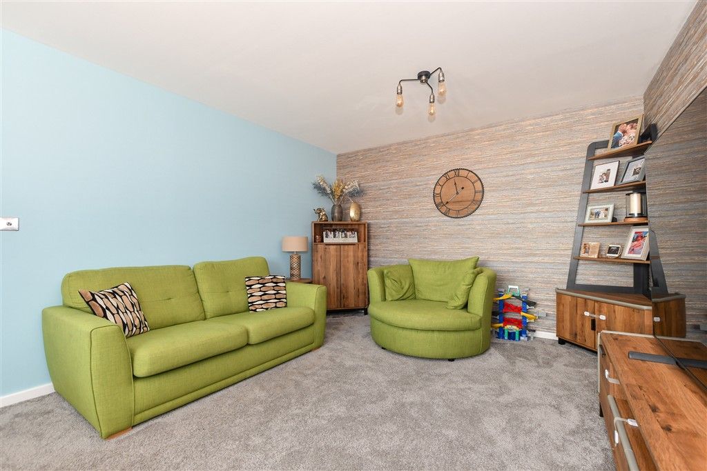 Property photo 3 of 19 Lounge