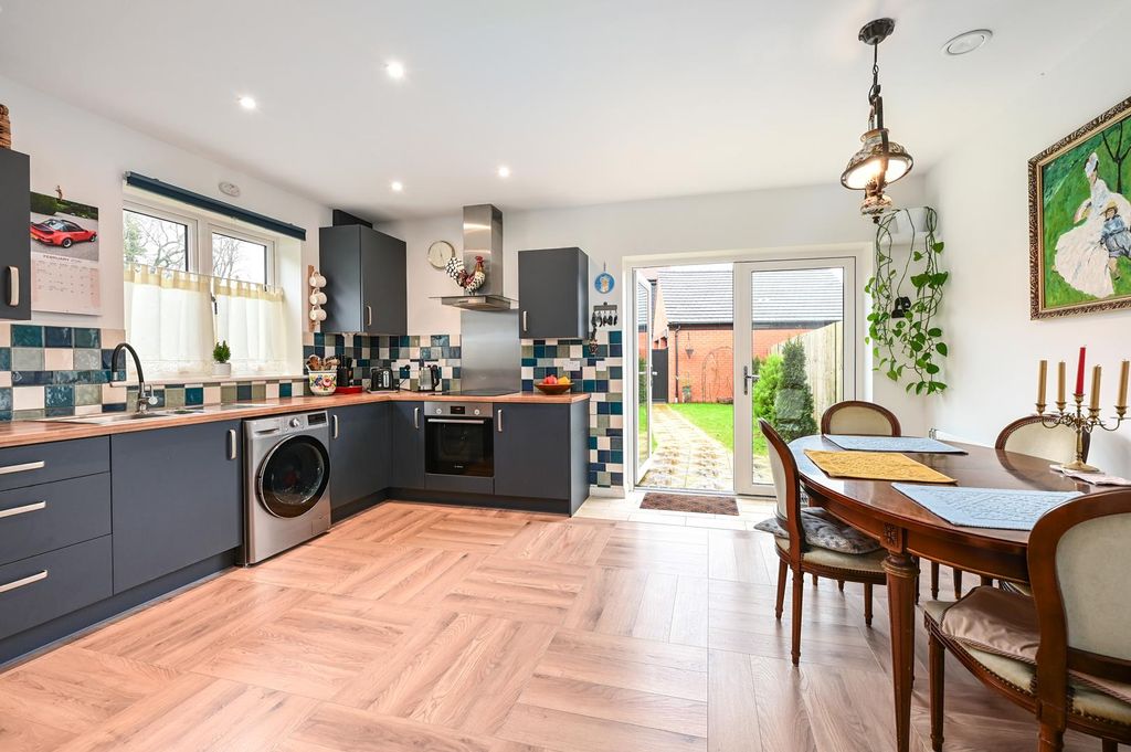 Property photo 2 of 28 Linseed Way