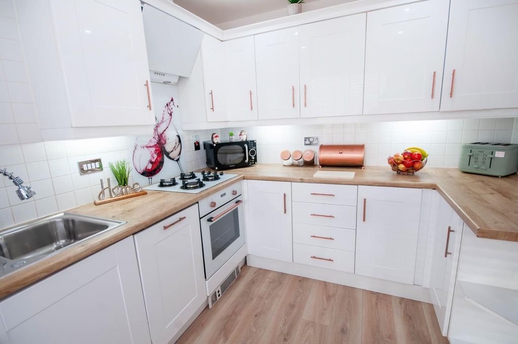 Property photo 3 of 17 Kitchen