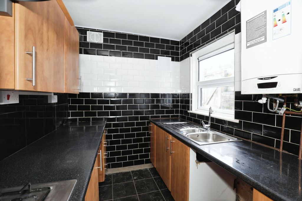 Property photo 1 of 18 Fitted Kitchen