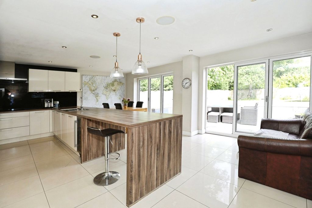Property photo 2 of 31 Pbox-Img.Jpg