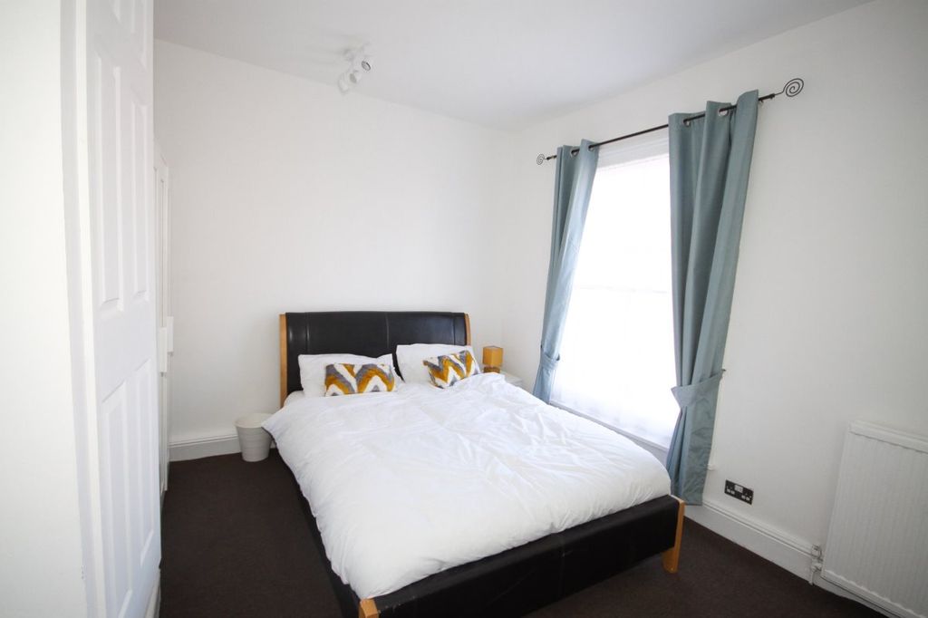 Property photo 1 of 5 Double Room Available Now | Central Sittingbourne | Walking Distance To Amenities | Close To Mainline Station | Recently Refurbished