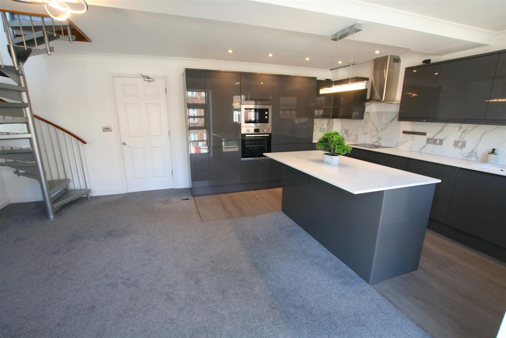 Property photo 3 of 11 Friarst,67Kitdiner2.Jpg