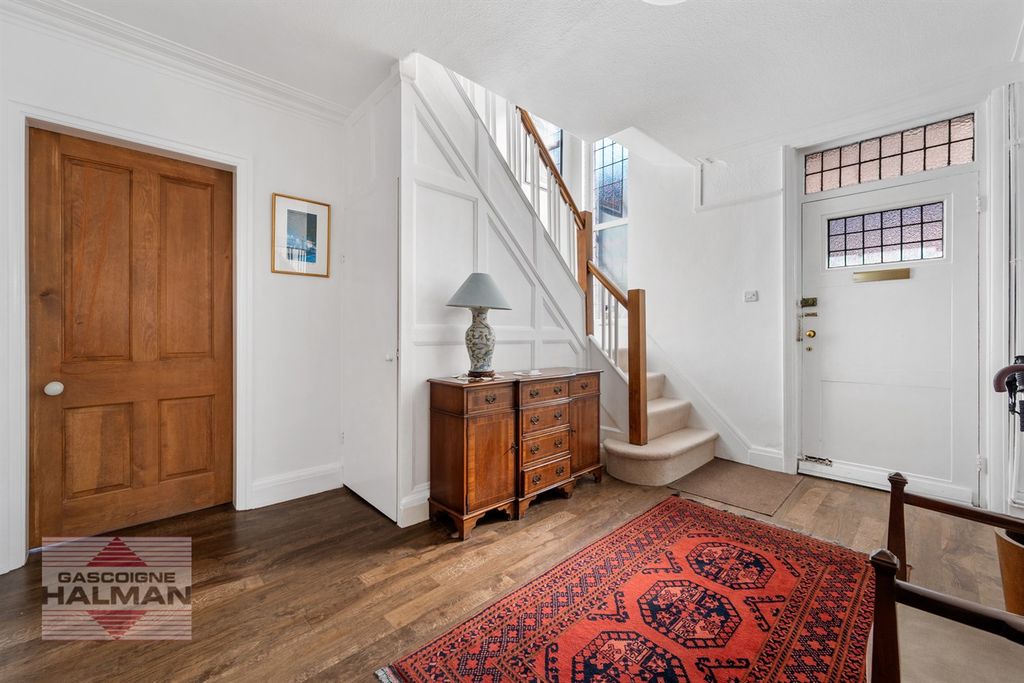 Property photo 3 of 21 Entrance Hallway