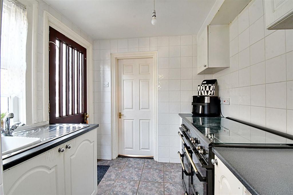 Property photo 3 of 14 Kitchen 2.Jpg
