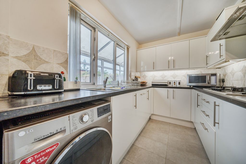 Property photo 3 of 17 Kitchen