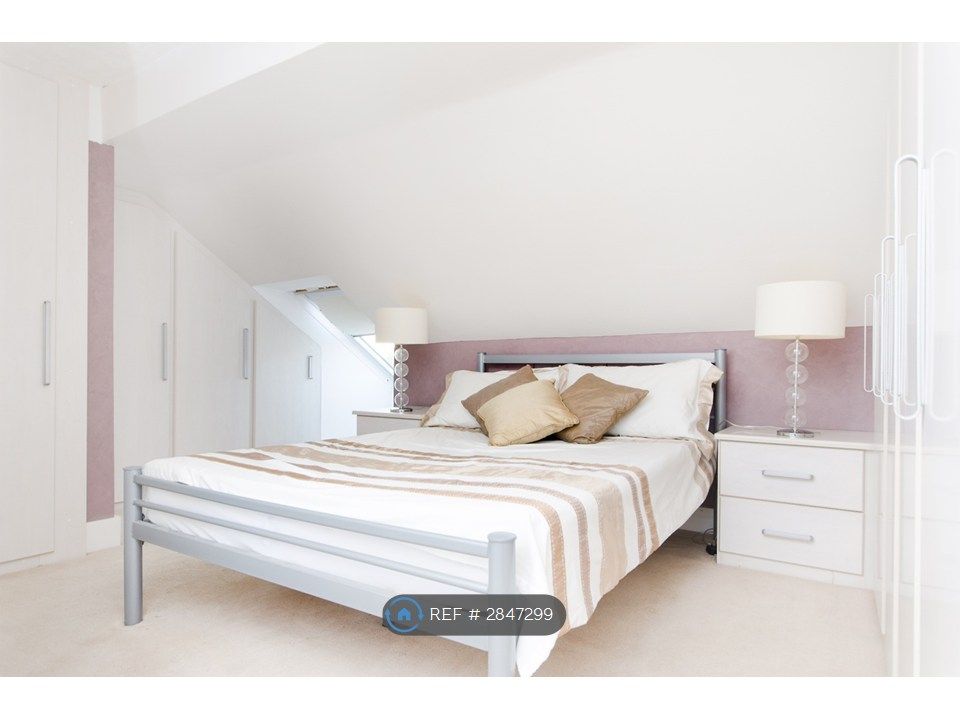 Property photo 1 of 8 £895