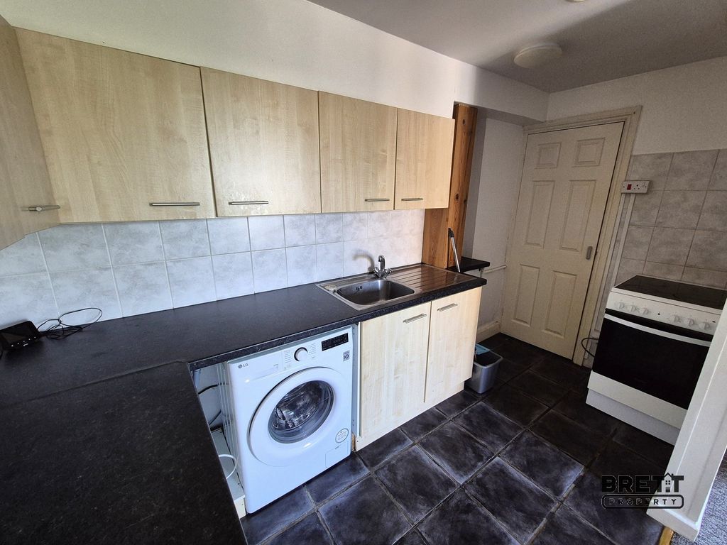 Property photo 2 of 5 Kitchen