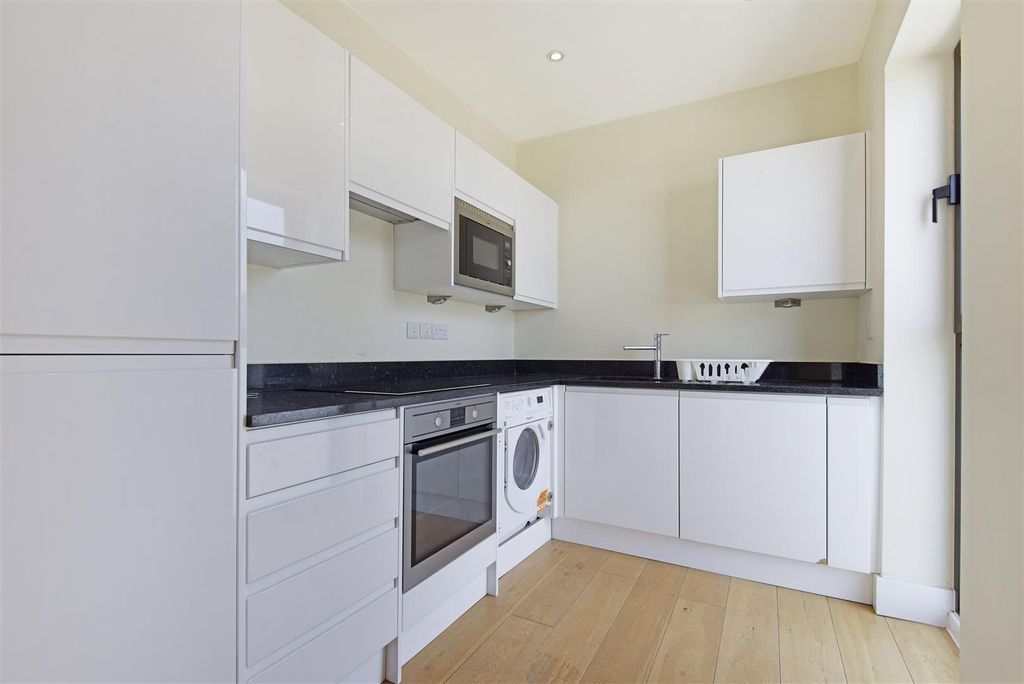 Property photo 3 of 10 Kitchen