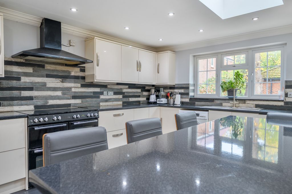 Additional image 9 of 6 bed detached house for saleNewlands Drive, Maidenhead SL6
