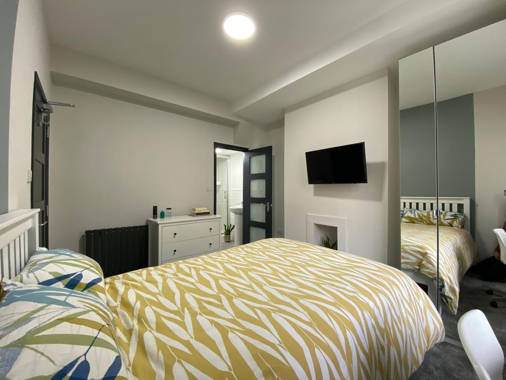 Property photo 2 of 10 Bright, Well-Presented Double Bedroom With A Patte...